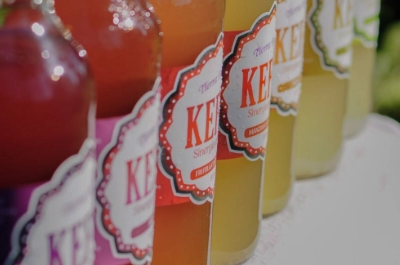 Cajas de botellas de kéfir Tierra Florida listas para distribución mayorista a dietéticas y comercios saludables.