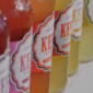 Cajas de botellas de kéfir Tierra Florida listas para distribución mayorista a dietéticas y comercios saludables.