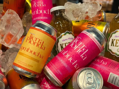 Botella de vidrio de Kombucha artesanal y orgánica de Tierra Florida, una bebida viva rica en probióticos y antioxidantes.