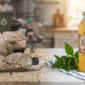 Botella de vidrio de kéfir Tierra Florida, una alternativa segura y natural frente a los envases de plástico que presentan riesgos para la salud.