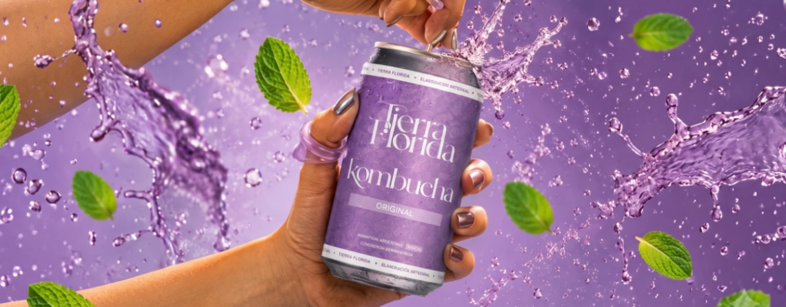 Lata de Kombucha Original Tierra Florida sabor mix blend de té e hibiscus, una bebida viva rica en antioxidantes.