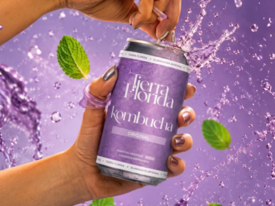 Lata de Kombucha Original Tierra Florida sabor mix blend de té e hibiscus, una bebida viva rica en antioxidantes.